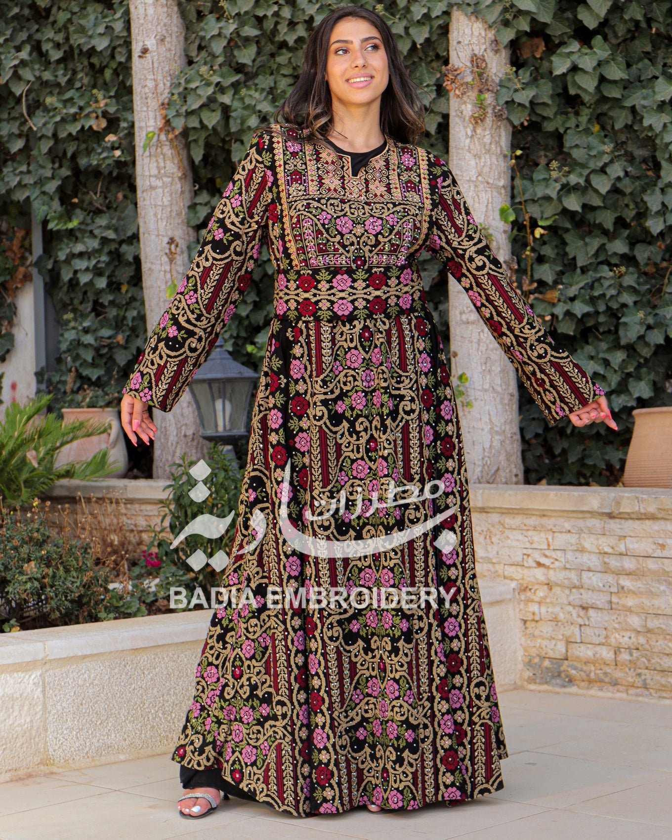 Elegant Black & Gold Thobe