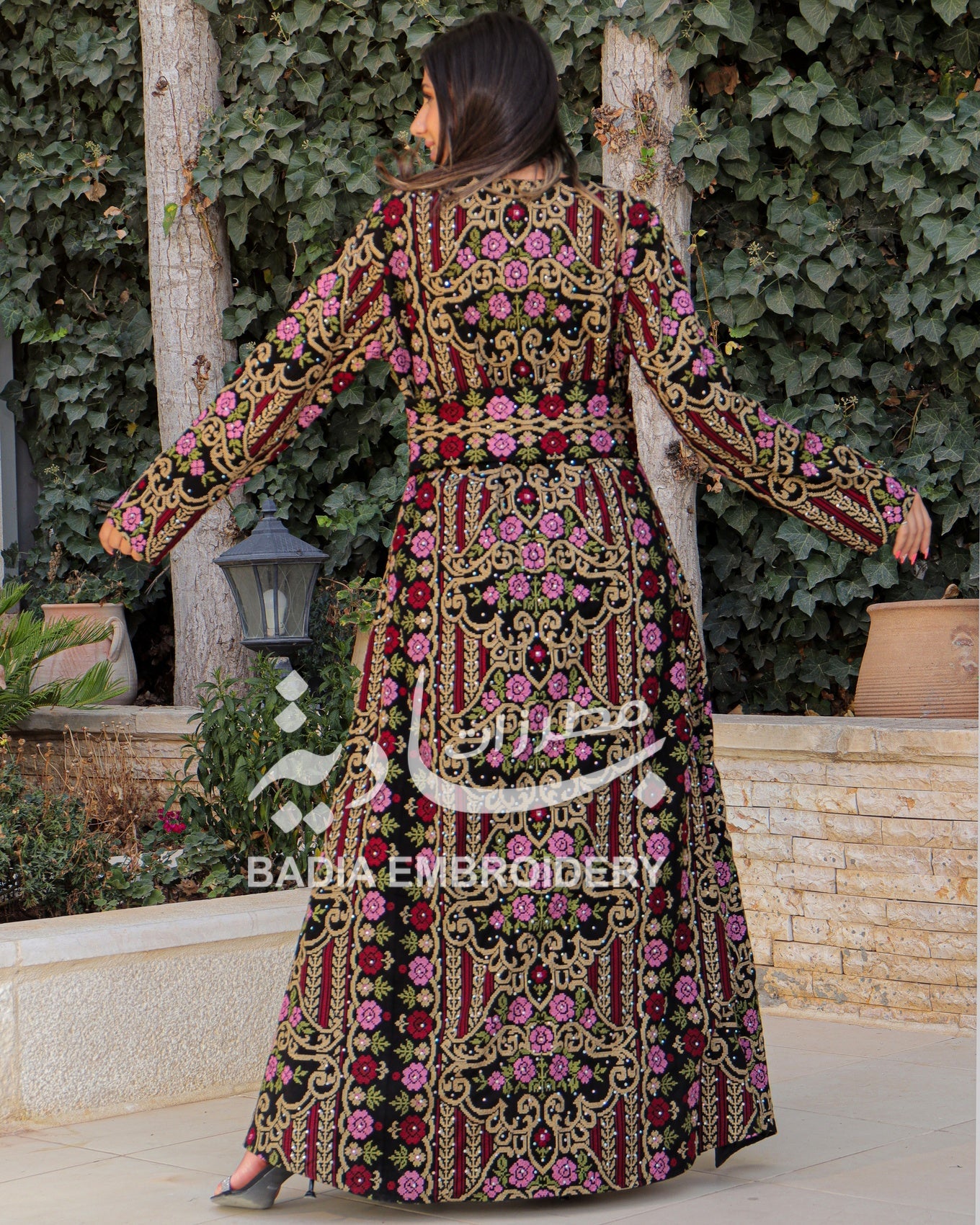 Elegant Black & Gold Thobe